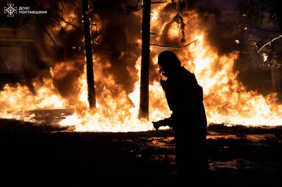 НПЗ в Кременчуге ночью был атакован ракетами и дронами НПЗ в Кременчуге ночью был атакован ракетами и дронами