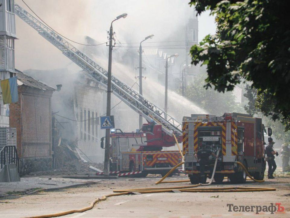 Вид на здание Кременчугского ТЦК после удара барражирующего боеприпаса и пожара Вид на здание Кременчугского ТЦК после удара барражирующего боеприпаса и пожара