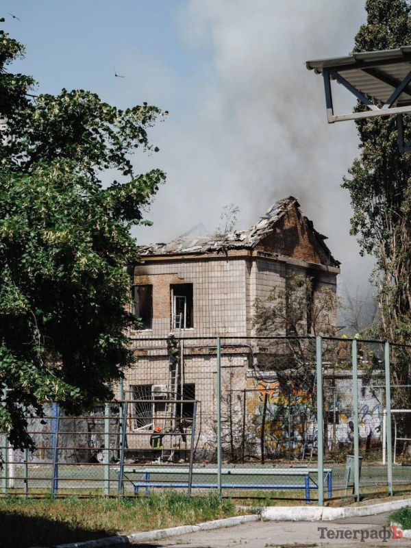 Вид на здание Кременчугского ТЦК после удара барражирующего боеприпаса и пожара Вид на здание Кременчугского ТЦК после удара барражирующего боеприпаса и пожара