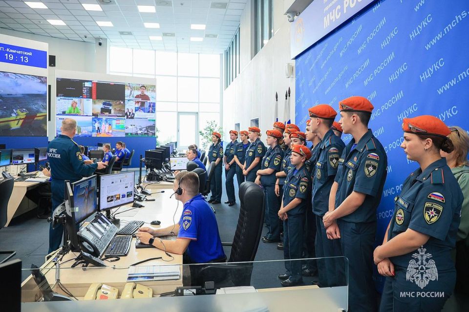 Замглавы МЧС России Виктор Яцуценко встретился с учащимися специализированного класса «Спасатель» из Приморья Замглавы МЧС России Виктор Яцуценко встретился с учащимися специализированного класса «Спасатель» из Приморья