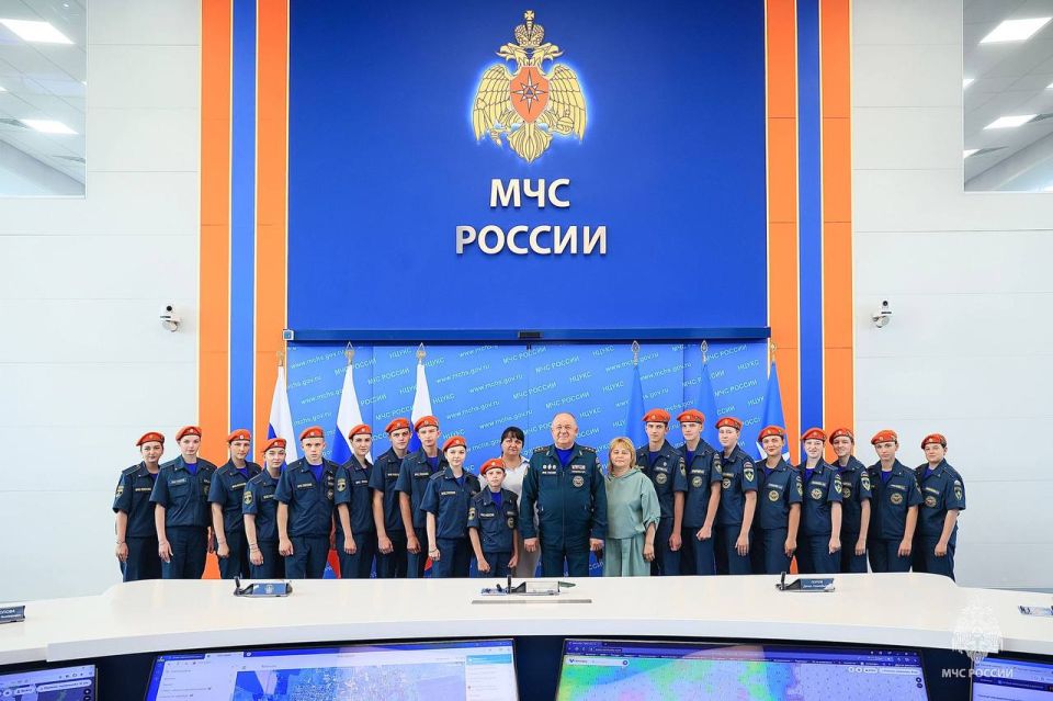 Замглавы МЧС России Виктор Яцуценко встретился с учащимися специализированного класса «Спасатель» из Приморья Замглавы МЧС России Виктор Яцуценко встретился с учащимися специализированного класса «Спасатель» из Приморья