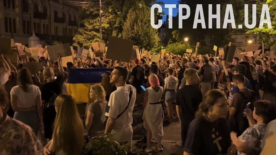 В 10 городах Украины проходят митинги из-за попытки Зеленского уничтожить независимость НАБУ и САП