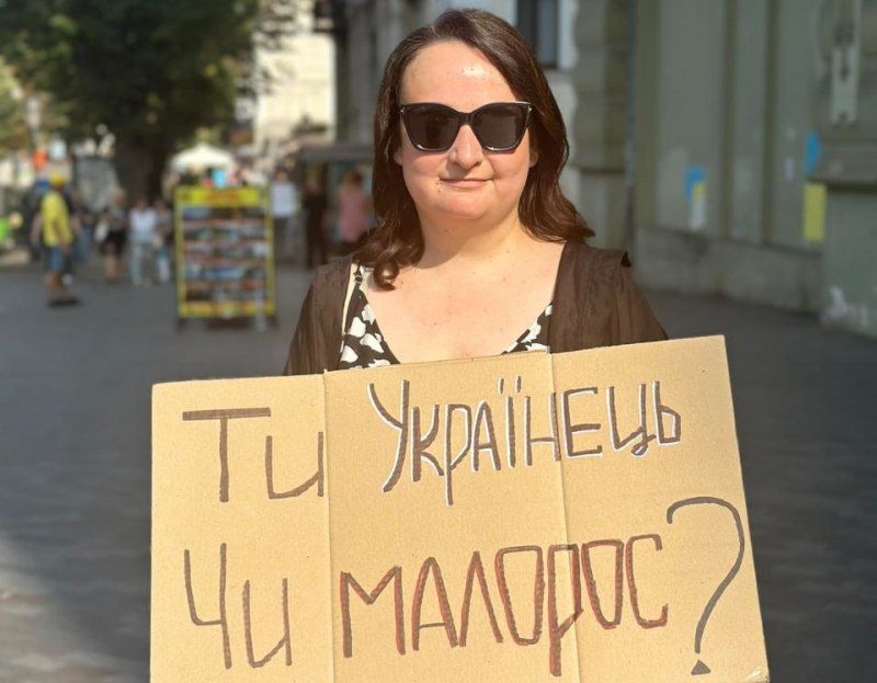 В Одессе «облаяли» дочь Фарион и отправили в мусор её украинские подарки