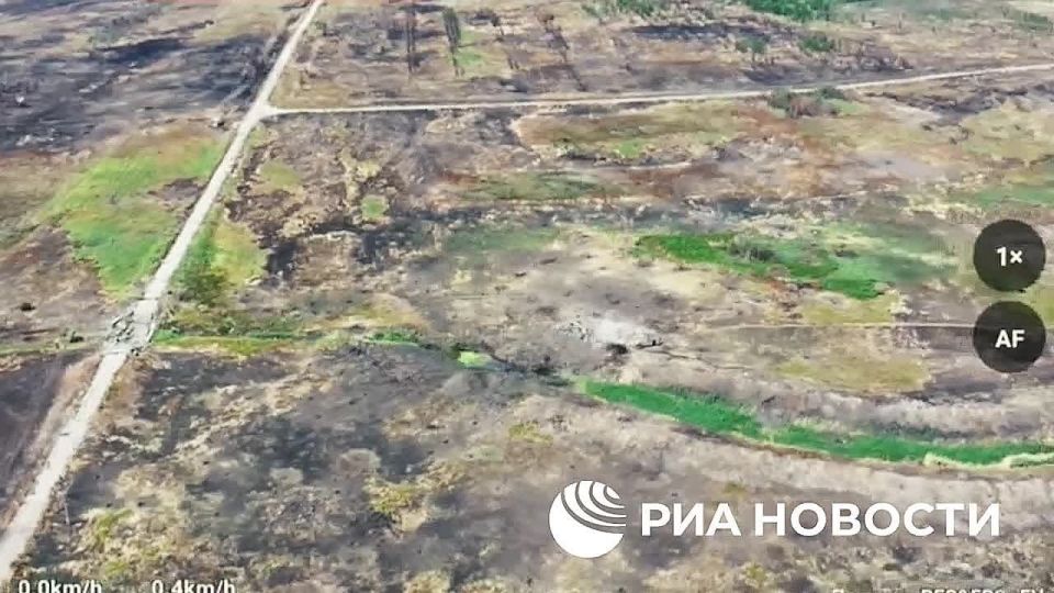 Артиллеристы группировки войск "Восток" ВС России пристрелочным 152-миллиметровым выстрелом буксируемой гаубицы "Мста-Б" уничтожили украинский блиндаж в районе села Полтавка Запорожской области, сообщил РИА Новости оператор...