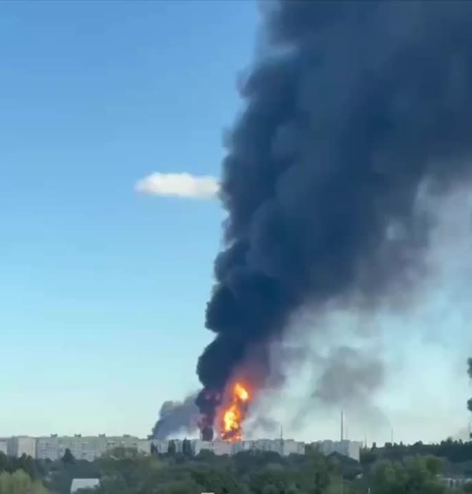 Еще кадры пожара на Кременчугском НПЗ