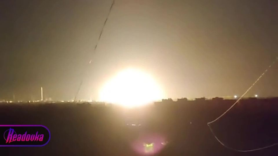 Эмоциональные кадры момента прилета русской ракеты по НПЗ в Кременчуге