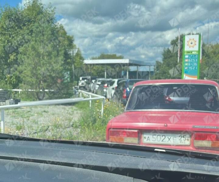 Огромные очереди собираются на заправках Приморья