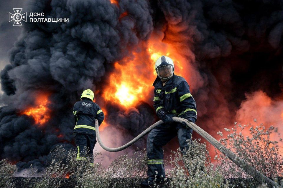 В Кременчуге Полтавской области уже вторые сутки пытаются безуспешно потушить пожар после массированного удара по НПЗ и газовой инфраструктуре В Кременчуге Полтавской области уже вторые сутки пытаются безуспешно потушить пожар после массированного удара по НПЗ и газовой инфраструктуре