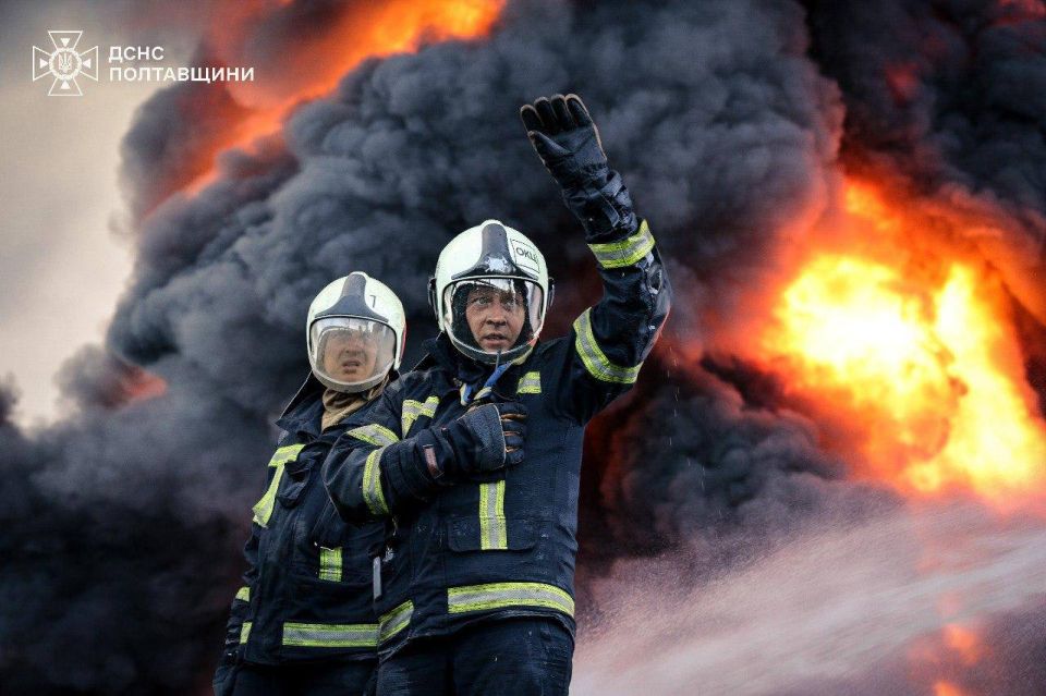 В Кременчуге Полтавской области уже вторые сутки пытаются безуспешно потушить пожар после массированного удара по НПЗ и газовой инфраструктуре В Кременчуге Полтавской области уже вторые сутки пытаются безуспешно потушить пожар после массированного удара по НПЗ и газовой инфраструктуре