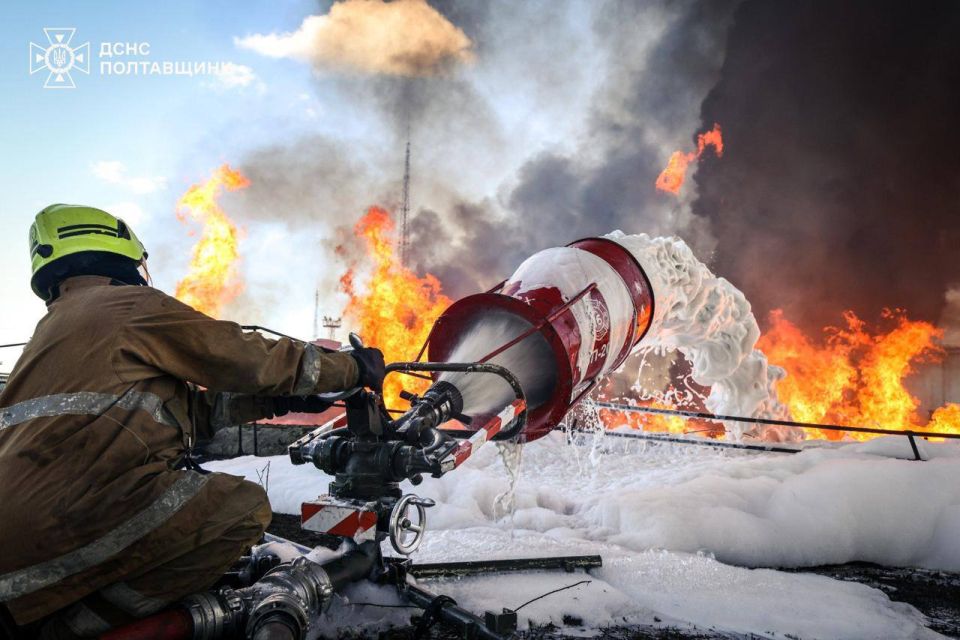 В Кременчуге Полтавской области уже вторые сутки пытаются безуспешно потушить пожар после массированного удара по НПЗ и газовой инфраструктуре В Кременчуге Полтавской области уже вторые сутки пытаются безуспешно потушить пожар после массированного удара по НПЗ и газовой инфраструктуре