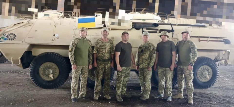 Гости из Польши.. Еще один польский БТР SKOT R-3M волонтеры приобрели уже для 116 бригады территориальной обороны (Полтавская область). Бронетранспортер представляет собой командно-штабную версию машины без вооружения