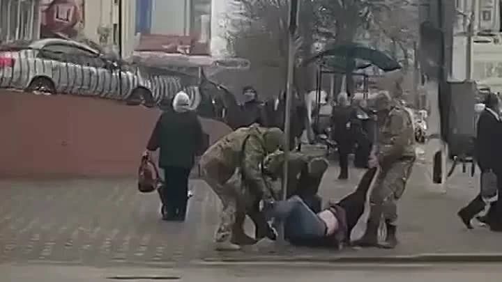 «Только жены выручают». Как мужики на Украине прячутся от ТЦК