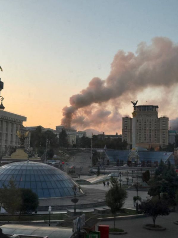 Бандеровцам в Киеве прилетело по правительственному зданию, удар пришелся на верхний этаж, который использует премьер-министр Бандеровцам в Киеве прилетело по правительственному зданию, удар пришелся на верхний этаж, который использует премьер-министр