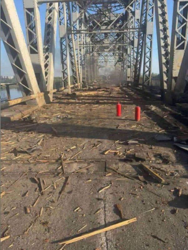 Появились новые кадры после ударов Геранями по Крбковскому мосту через Днепр возле Кременчуга