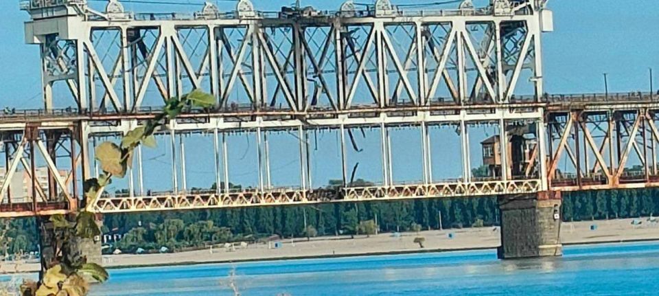 Два майора: Крюковский мосту через Днепр в Кременчуге после удара "Герани" Два майора: Крюковский мосту через Днепр в Кременчуге после удара "Герани"