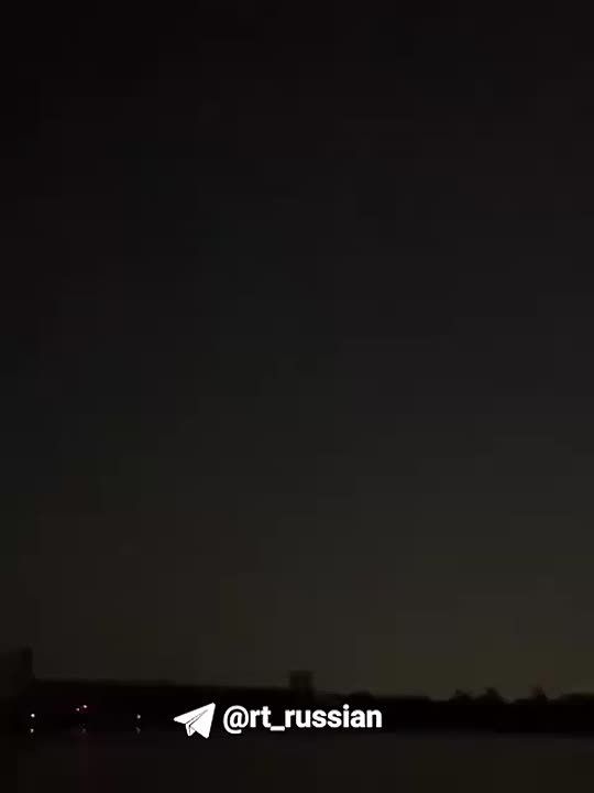 Момент удара по мосту через реку Днепр в Кременчуге публикуют украинские СМИ