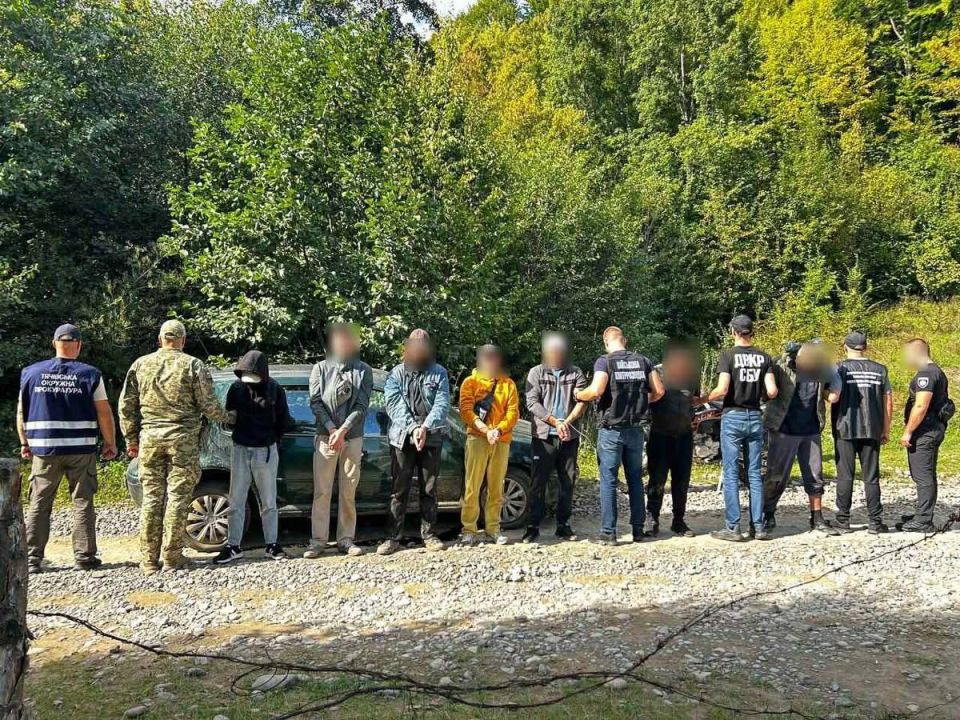 Двое киевлян в Закарпатье сопровождали "ухылянтов" мотоэскортом Двое киевлян в Закарпатье сопровождали "ухылянтов" мотоэскортом