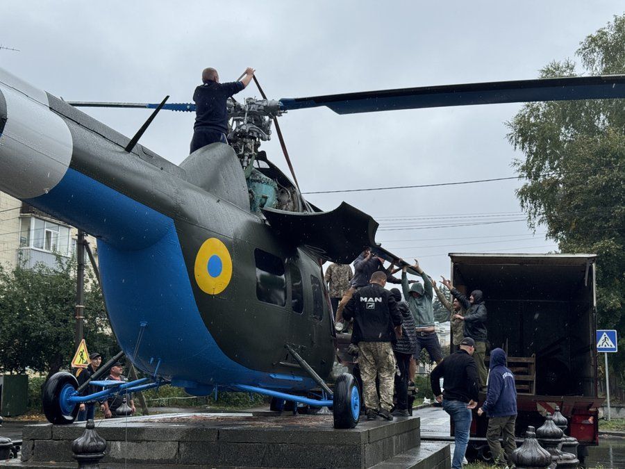 В Полтаве демонтировали вертолет Ми-2, который установили на постаменте на месте Петра I