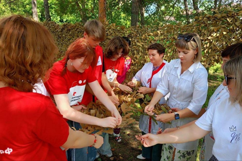 Сотрудники больницы Омской области изготавливают масксети для фронта