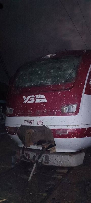 Кадры последствий ударов дронами-камикадзе по железнодорожному депо в Полтаве Кадры последствий ударов дронами-камикадзе по железнодорожному депо в Полтаве