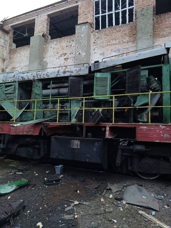 Кадры последствий ударов дронами-камикадзе по железнодорожному депо в Полтаве Кадры последствий ударов дронами-камикадзе по железнодорожному депо в Полтаве