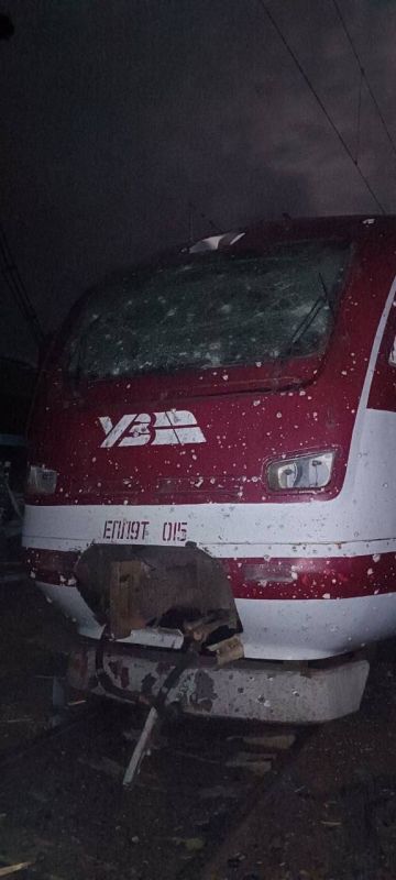 В Полтаве атакованы локомотивное депо и подвижной состав поездов, — министр развития общин и территорий Кулеба В Полтаве атакованы локомотивное депо и подвижной состав поездов, — министр развития общин и территорий Кулеба