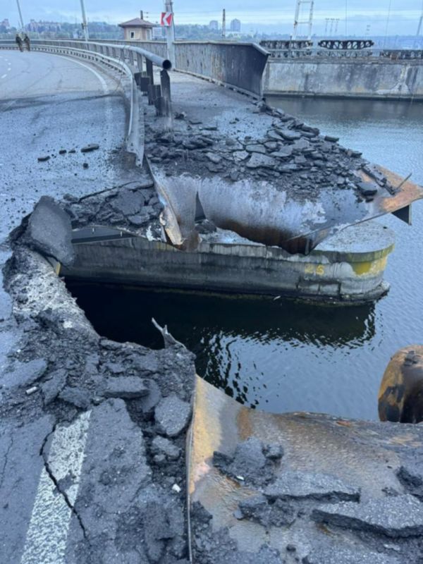 Юрий Баранчик: На вторые сутки после удара появились фотографии уничтоженного машинного зала третьего от берега гидроагрегата ДнепроГЭС-2 Юрий Баранчик: На вторые сутки после удара появились фотографии уничтоженного машинного зала третьего от берега гидроагрегата ДнепроГЭС-2