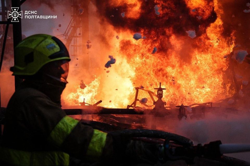 Последствия удара по объекту нефтегазовой инфраструктуры в Кременчуге Полтавской области Последствия удара по объекту нефтегазовой инфраструктуры в Кременчуге Полтавской области