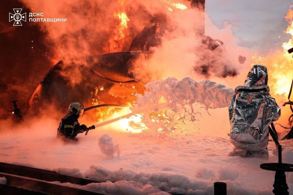 В Полтавской области не могут погасить пожар на нефтегазовом объекте, возникший после прилета