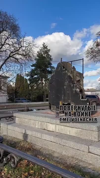 Хохлы в Полтаве на месте снесённого памятника Петру Первому поставили обломки «Герани», а установку инсталляции приурочили к Хэллоуину