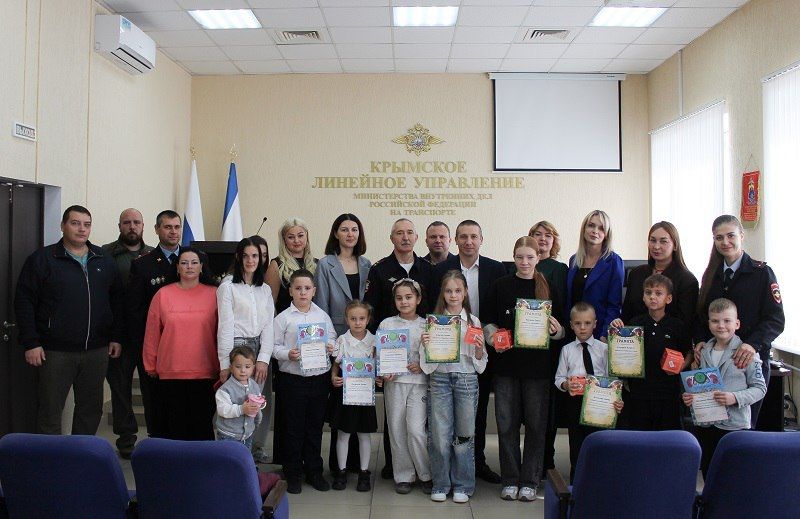 В Крымском ЛУ МВД России на транспорте наградили юных художников В Крымском ЛУ МВД России на транспорте наградили юных художников