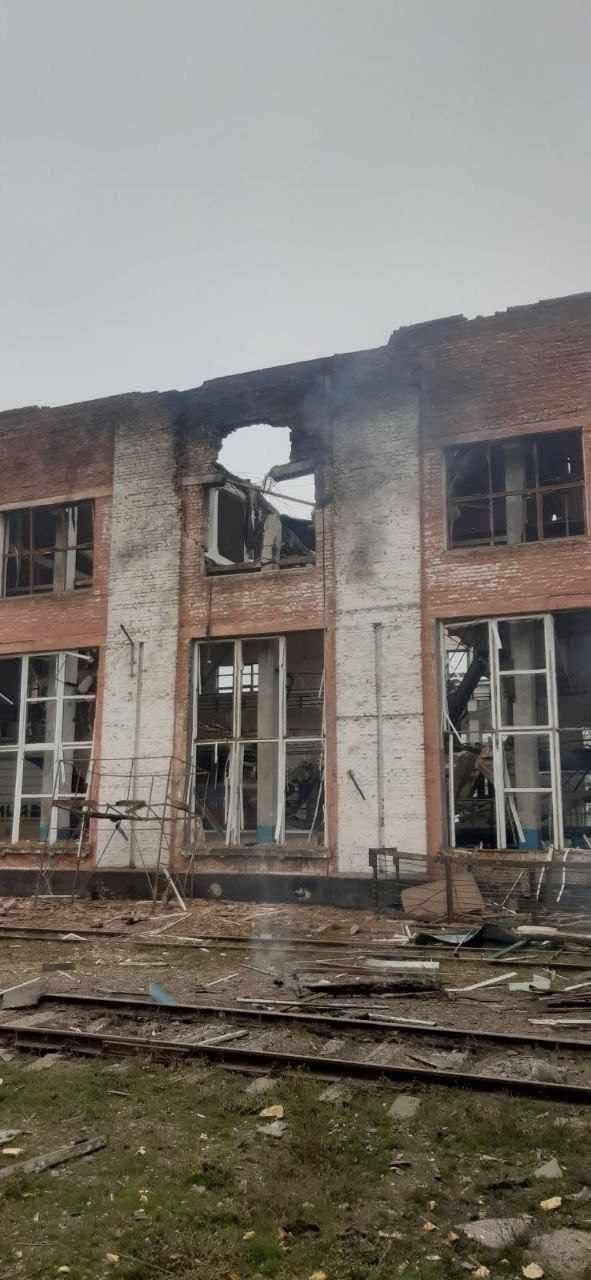 Одной из целей сегодняшних ночных ударов в Полтавской области стало железнодорожное депо в городе Гребёнка (координаты 50.120519, 32.444391), расстояние до ближайшего участка границы не менее 180 км Одной из целей сегодняшних ночных ударов в Полтавской области стало железнодорожное депо в городе Гребёнка (координаты 50.120519, 32.444391), расстояние до ближайшего участка границы не менее 180 км