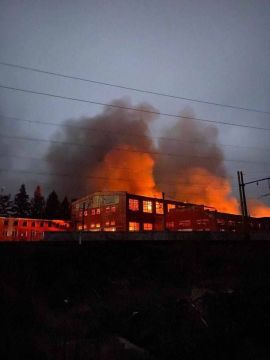 Последствия удара дронов-камикадзе «Герань-2» по железнодорожному депо в городе Гребёнка Полтавской области