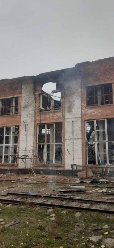 Результат ударов ВС РФ по локомотивному депо в н.п. Гребенка Полтавской области