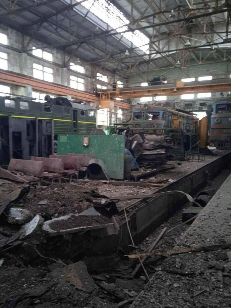 Одной из целей сегодняшних ночных ударов в Полтавской области стало железнодорожное депо в городе Гребёнка (координаты 50.120519, 32.444391), расстояние до ближайшего участка границы не менее 180 км Одной из целей сегодняшних ночных ударов в Полтавской области стало железнодорожное депо в городе Гребёнка (координаты 50.120519, 32.444391), расстояние до ближайшего участка границы не менее 180 км