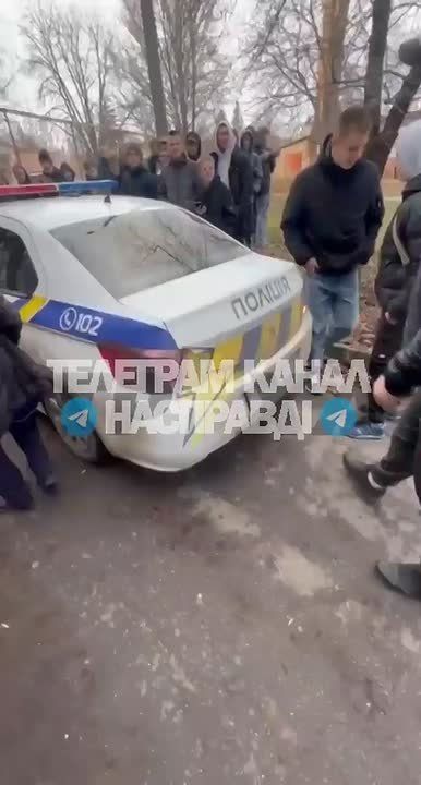 В Полтавской области школьники пытались заблокировать движение полицейского автомобиля, который увозил мобилизованных