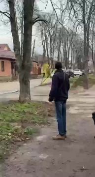 СО СТОРОНЫ БАНДЕРИСТАНА. Видео из Полтавы, которое поднимает настроение с самого утра, показывая полный провал преследователей пушечного мяса бандеровцев, которые пытались похитить мужчину, чтобы отправить его на фронт