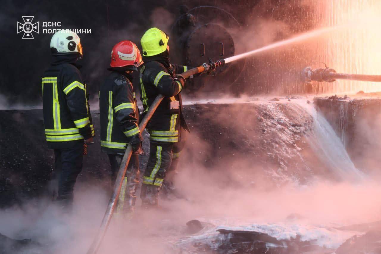 Тушение пожаров на объектах энергетики в Кременчуге после комбинированного удара сегодня ночью Тушение пожаров на объектах энергетики в Кременчуге после комбинированного удара сегодня ночью