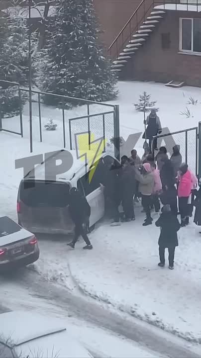 На Украине провели соцопрос, где 63% украинцев верят в победу над Россией, большинство поддерживает это во всех регионах, особенно на западе (88%) и юге (84,5%)