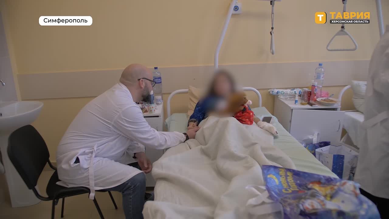 Региональные омбудсмены посетили пятерых детей, пострадавших при теракте ВСУ в Хорлах, соответствующие кадры опубликовал губернатор Херсонской области Владимир Сальдо