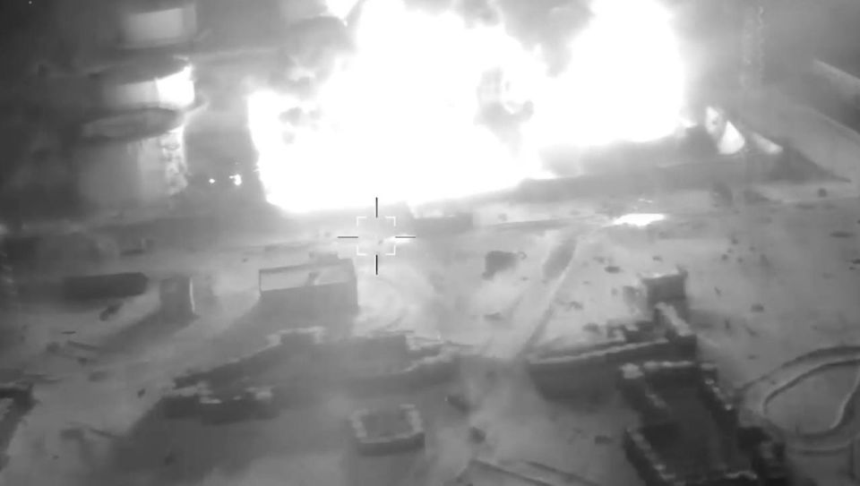 Удары дронов-камикадзе «Герань-2» с ОЭС по хранилищу ГСМ в Полтавской области (1 видео и фото) и по Качановскому газоперерабатывающему заводу в районе села Малая Павловка Сумской области (2 видео) Удары дронов-камикадзе «Герань-2» с ОЭС по хранилищу ГСМ в Полтавской области (1 видео и фото) и по Качановскому газоперерабатывающему заводу в районе села Малая Павловка Сумской области (2 видео)