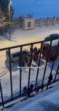 Кременчуг. Сотрудники коммунального предприятия "отбивают" от ТЦК своего коллегу