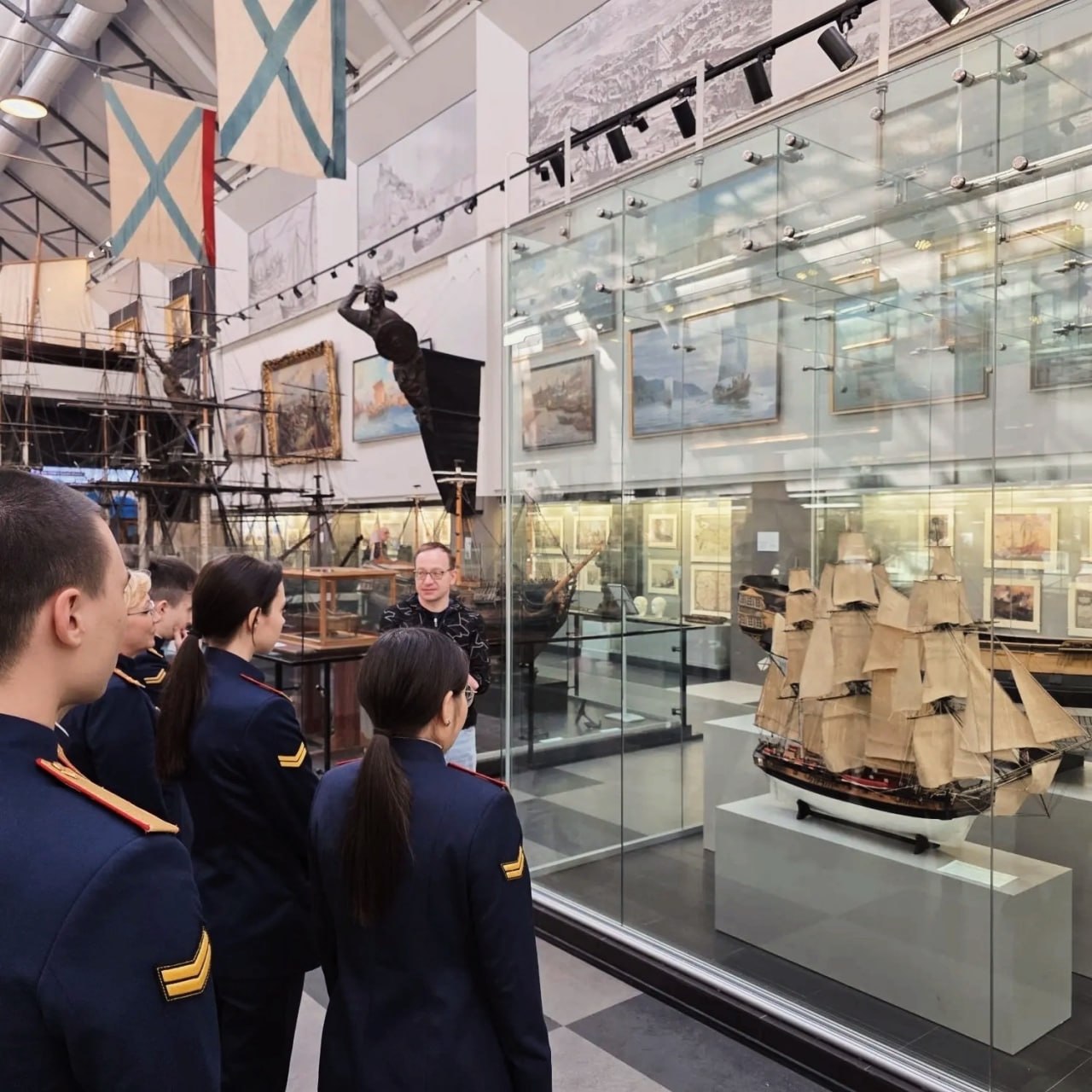 Курсанты Санкт-Петербургской академии СК России почтили память героев петровской эпохи и Великой Отечественной войны Курсанты Санкт-Петербургской академии СК России почтили память героев петровской эпохи и Великой Отечественной войны