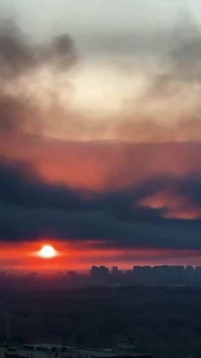 Небо над Киевом затянуло черным густым дымом