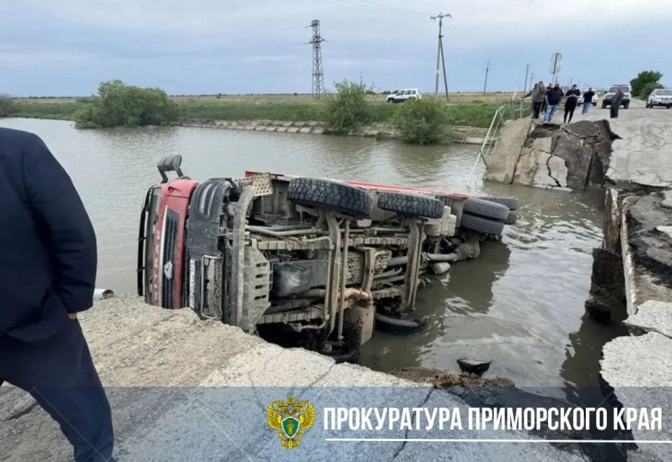 Село в Приморье на сутки было отрезано от мира из-за обрушения моста, на который выехал слишком тяжелый грузовик Село в Приморье на сутки было отрезано от мира из-за обрушения моста, на который выехал слишком тяжелый грузовик