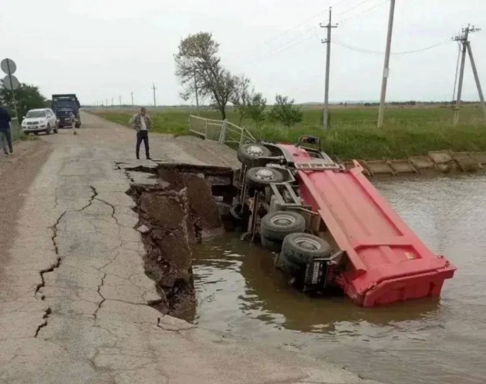 В Приморье под перегруженным самосвалом обрушился мост