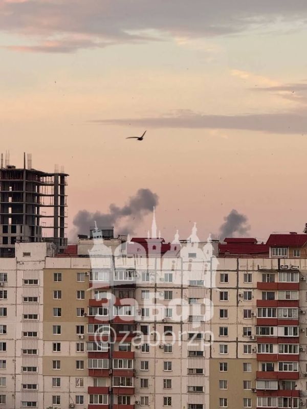 Стоянка украинских большегрузов заполыхала в Запорожской области Стоянка украинских большегрузов заполыхала в Запорожской области