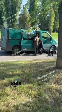 «Что вы делаете? Вы ноги ему сломаете просто!»