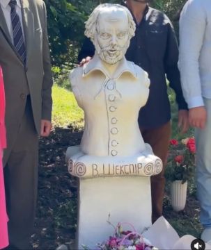 Армен Гаспарян: Пока вы ждете меня в эфире - предлагаю полюбоваться открытым в Полтаве памятником Шекспиру